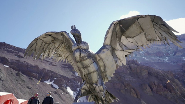 imagen Una gran escultura del cóndor andino ya es parte del paisaje del Parque Aconcagua