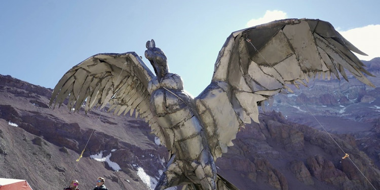 Una gran escultura del cóndor andino ya es parte del paisaje del Parque Aconcagua