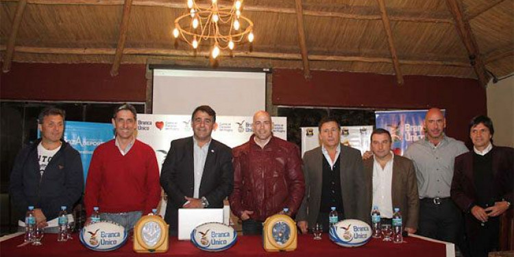 Fernet Branca entregó desfibriladores a los clubes de Mendoza