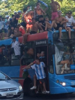 Camino a la final: Suarez pidió "responsabilidad" y recomendó celebrar en las plazas de los barrios
