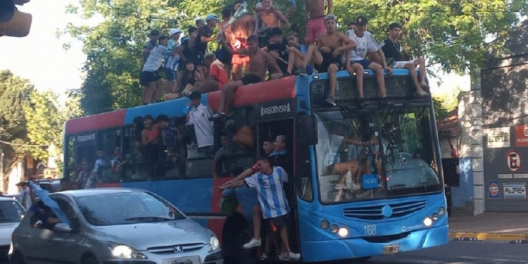 Camino a la final: Suarez pidió "responsabilidad" y recomendó celebrar en las plazas de los barrios