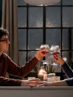 Un bestseller italiano adoptado por Netflix busca repensar la infidelidad