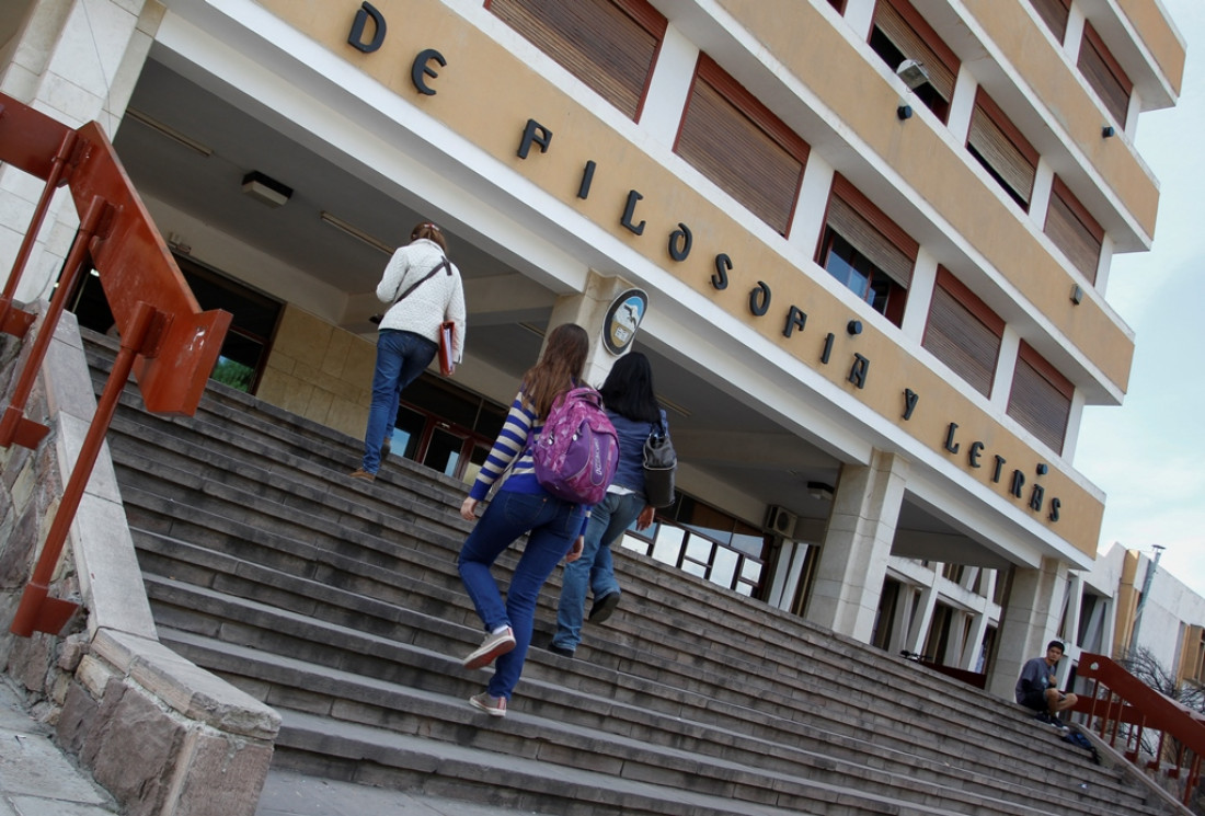 Jornada "Viví Francia" en la Facultad de Filosofía y Letras