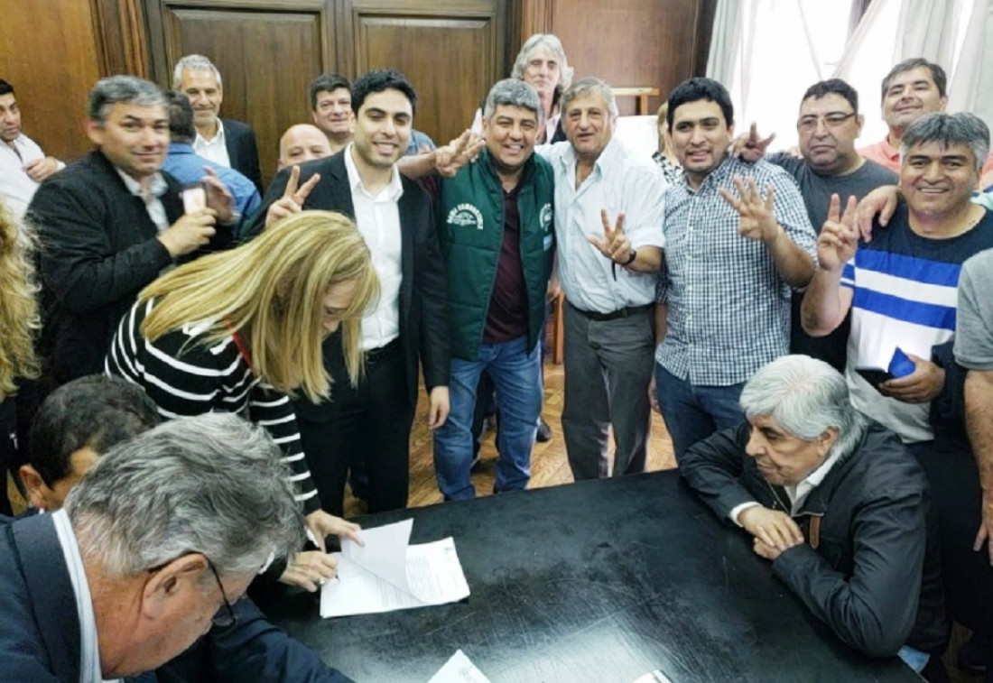 Camioneros arregló 40 % de aumento salarial y canceló el paro