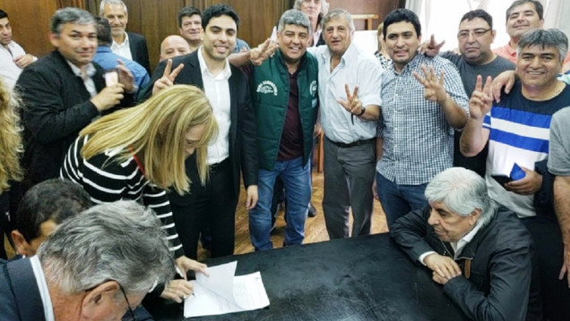 imagen Camioneros arregló 40 % de aumento salarial y canceló el paro
