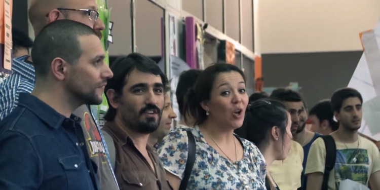 El coro universitario realizó un flashmob en la universidad