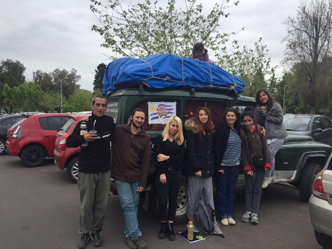 Una familia que recorre América en su Estanciera llegó a Mendoza