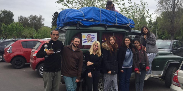 Una familia que recorre América en su Estanciera llegó a Mendoza