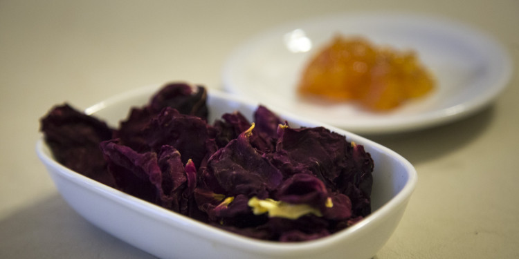 Dulces con pétalos de flor: una rara exquisitez a la mendocina