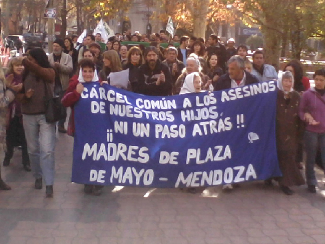 Madres de la plaza, el pueblo las abraza