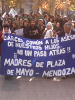 Madres de la plaza, el pueblo las abraza