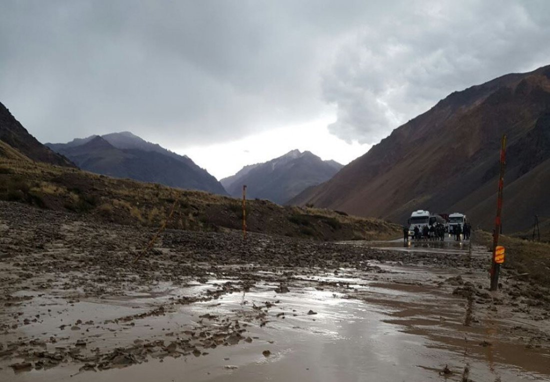 Ruta a Chile cortada por alud de piedras y barro