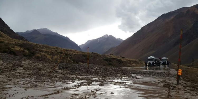 Ruta a Chile cortada por alud de piedras y barro