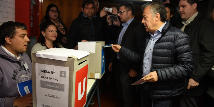 Alfredo Cornejo participó de las elecciones universitarias