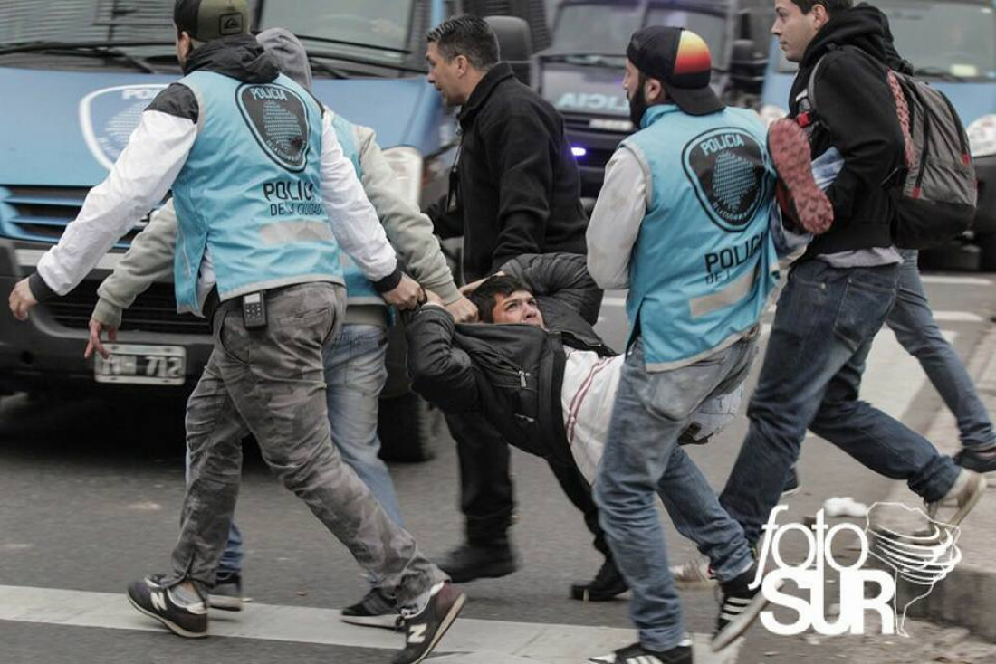 Manifestación violenta: "La represión no es un incidente"