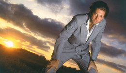 imagen El modelo y conductor televisivo Horacio Cabak recortado sobre un crepúsculo de Punta del Este, el 30 de diciembre de 1994.