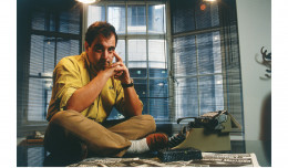 imagen Jorge Lanata había abandonado la dirección de Página 12 y Noticias lo entrevistó en agosto de 1994. Cabezas lo retrató trepado a un escritorio, fumando, en compañía de su arma más poderosa: la máquina de escribir.