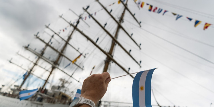 La Fragata Libertad llegó a Hamburgo y celebrará allí el 9 de Julio