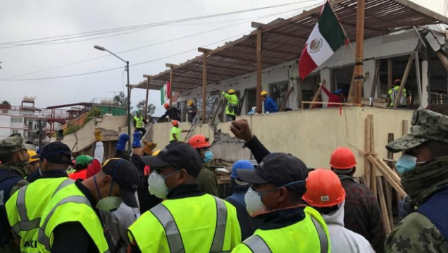imagen El puño cerrado en alto por Frida
