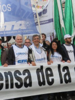Multitudinaria marcha en defensa de la universidad pública
