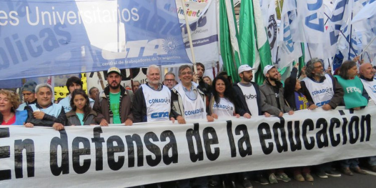 Multitudinaria marcha en defensa de la universidad pública