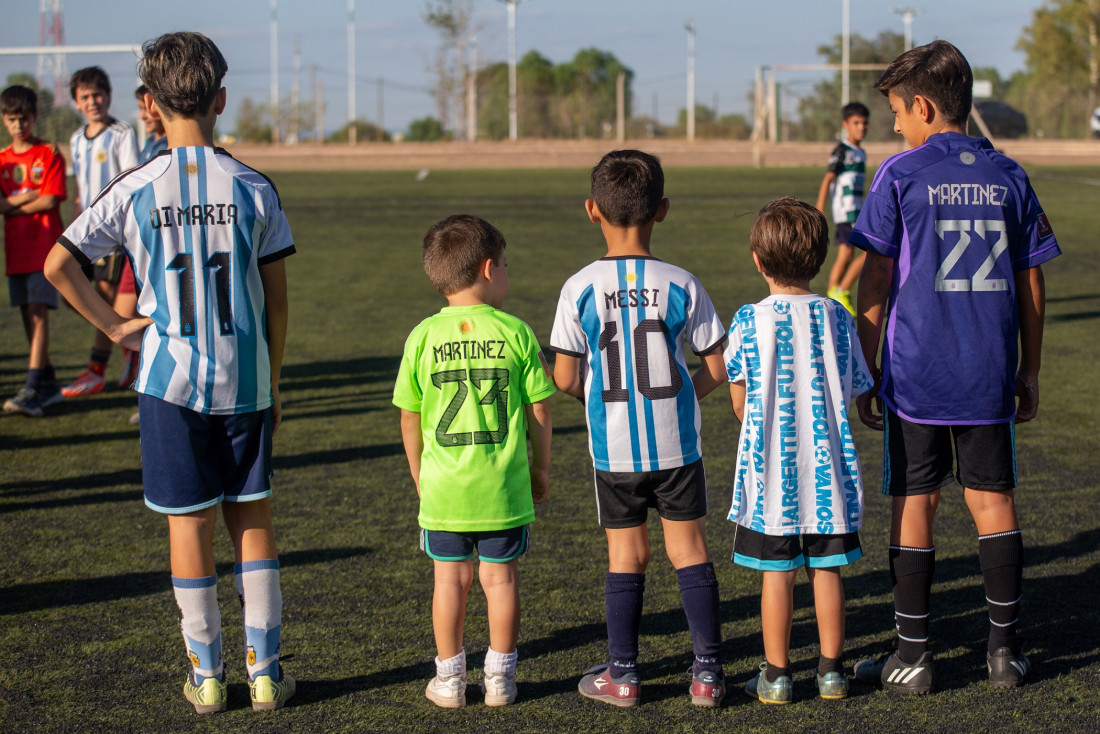 Furor posmundial en las infancias: canchitas de fútbol "explotadas", los nuevos superhéroes y la contracara del éxito