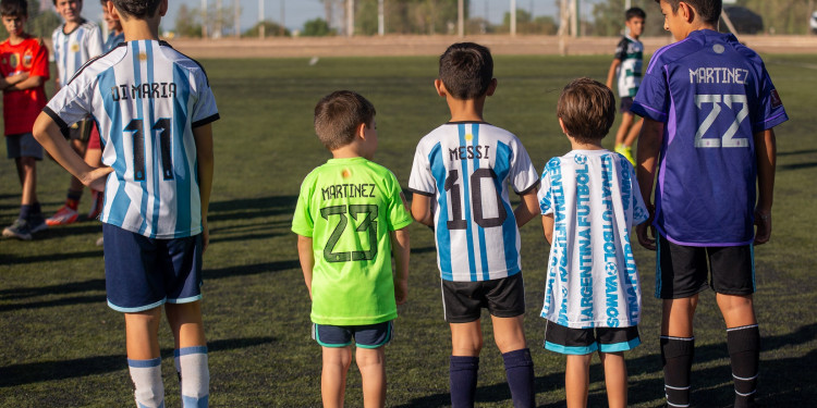 Furor posmundial en las infancias: canchitas de fútbol "explotadas", los nuevos superhéroes y la contracara del éxito