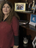 Las mujeres llaman más a la línea de adicciones, pero piden por varones