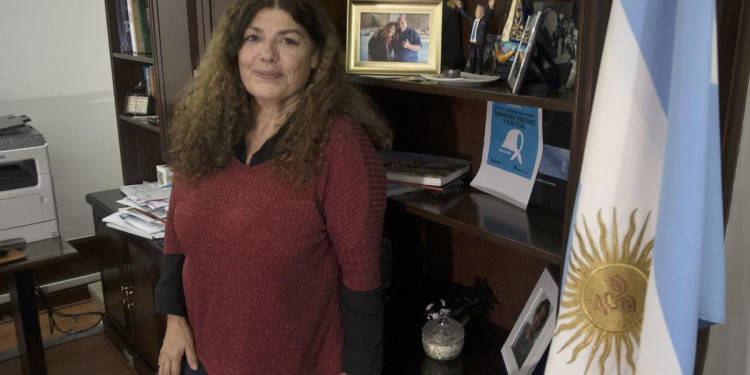 Las mujeres llaman más a la línea de adicciones, pero piden por varones