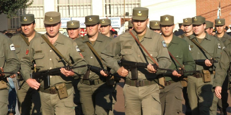 Gendarmes podrán usar sus armas personales en horas de servicio