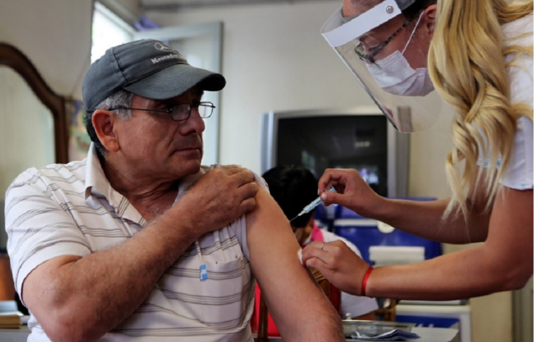 Coronavirus: comenzaron a aplicar el tercer refuerzo de la vacuna en todo el país