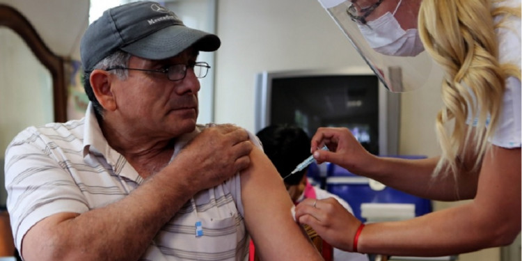 Un estudio argentino demostró que la protección de vacunas contra COVID disminuye a los seis meses