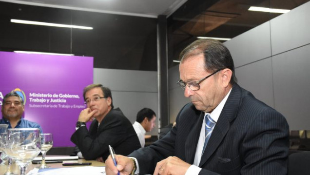 imagen Funcionarios judiciales aceptaron el bono de $7 mil y un aumento del 15,7% para 2018