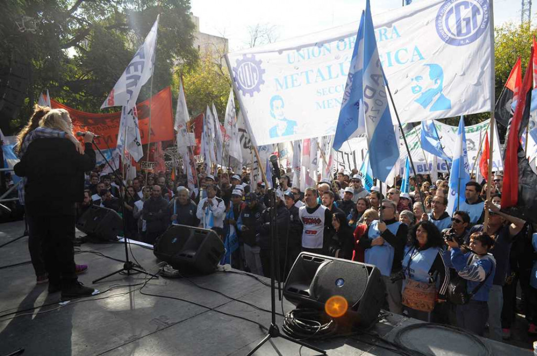 A la par de Cornejo, gremios y organizaciones sociales hicieron su discurso