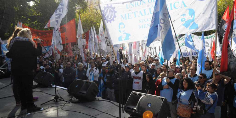 A la par de Cornejo, gremios y organizaciones sociales hicieron su discurso