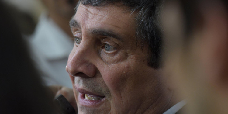 No es él sino su sombra