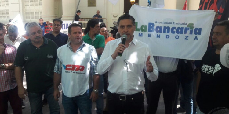 Los bancos atenderán solo de 12 a 13