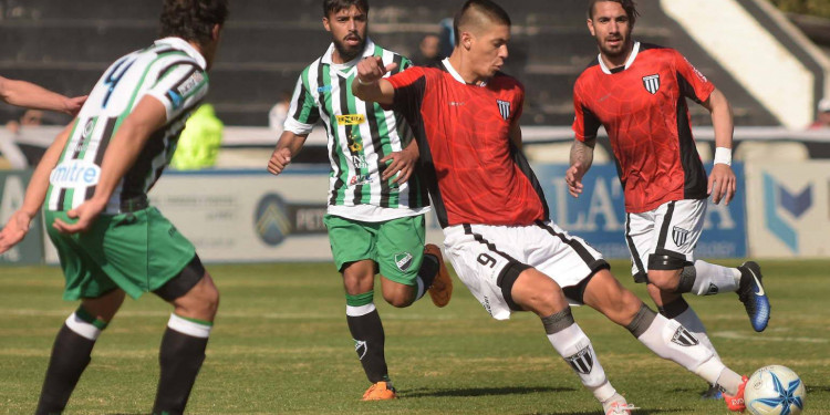 Un Gimnasia que pasa, golea y avanza