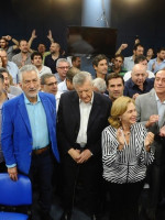 Gioja busca una tabla de salvación
