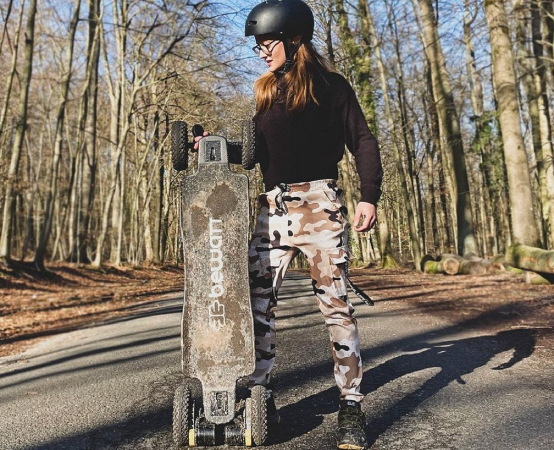 Una mendocina buscará cruzar los cinco continentes con su skateboard eléctrico