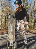 Una mendocina buscará cruzar los cinco continentes con su skateboard eléctrico