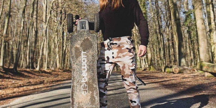 Una mendocina buscará cruzar los cinco continentes con su skateboard eléctrico