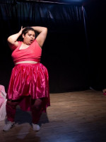 "Grandiosa y diversa", un unipersonal que invita a conocer cómo vive una mujer trans