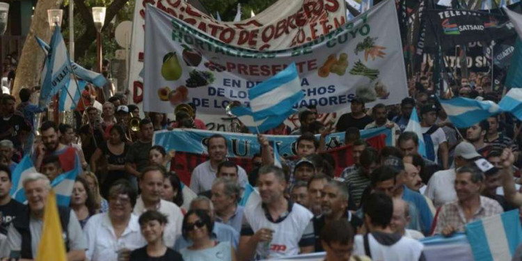 Marchas en Mendoza contra las reformas de Macri y Cornejo 