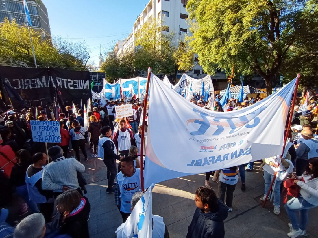 Los gremios estatales fueron a la Legislatura para reclamar la reapertura de paritarias