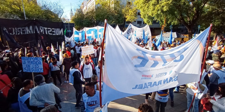 Los gremios estatales fueron a la Legislatura para reclamar la reapertura de paritarias