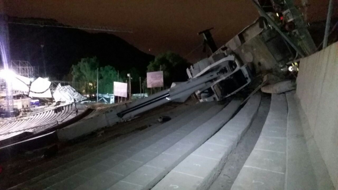 Cayó una parrilla de luces y una grúa en el teatro griego