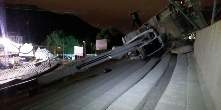 Cayó una parrilla de luces y una grúa en el teatro griego