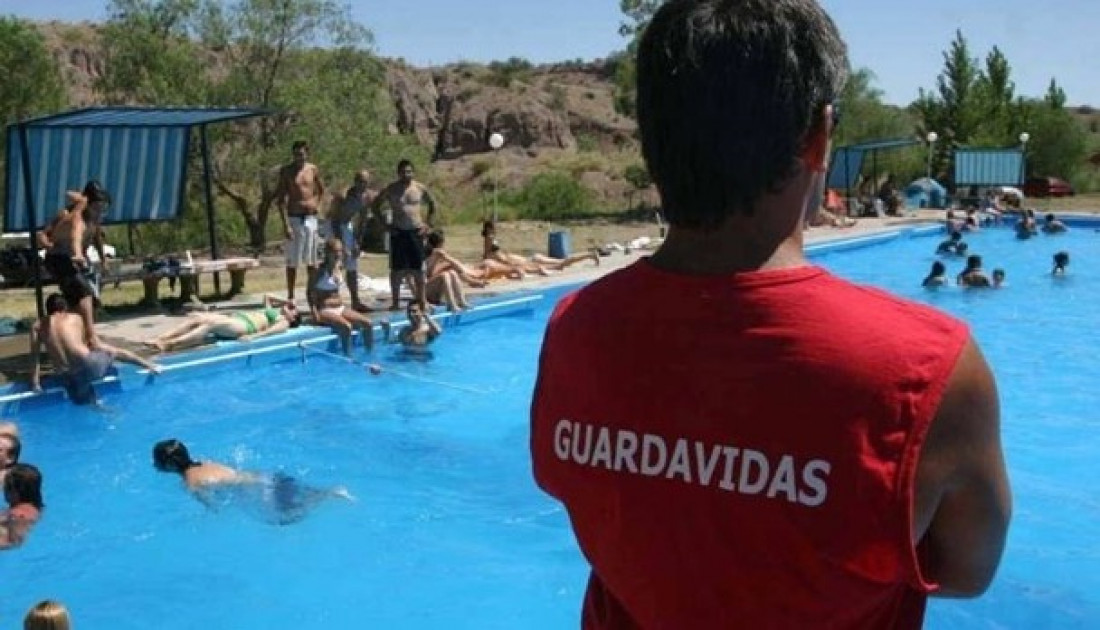 Con peras y manzanas: así trabajan las y los guardavidas de Mendoza