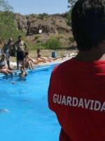 Con peras y manzanas: así trabajan las y los guardavidas de Mendoza